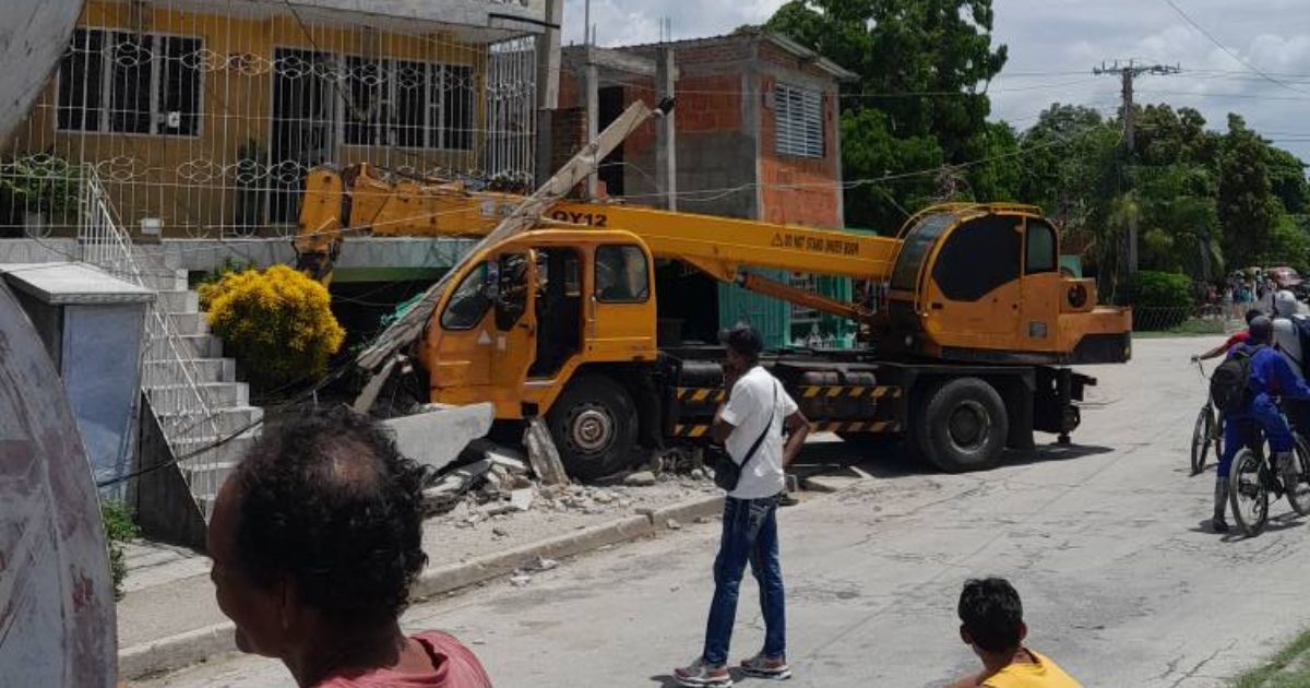Grúa pierde el control y se estrella contra casas y kiosco en Bayamo