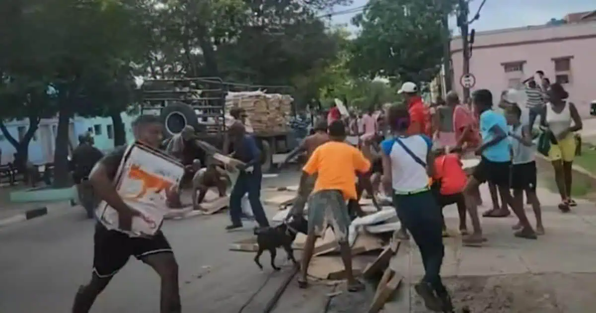 Entre el hambre y la desesperación: Vecinos saquean un camión con picadillo en Santiago de Cuba